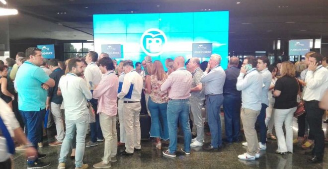 Los compromisarios del PP esperan para votar. EFE/Antonio del Rey./EFE
