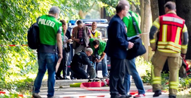 Efectivos de cuerpos de seguridad trabajan en el lugar donde doce personas resultaron heridas, dos de ellas de gravedad, en un ataque cometido por un hombre armado con un cuchillo en un autobús urbano, en la ciudad alemana de Lübeck,