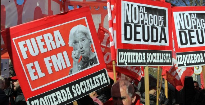 Protestas contra el acuerdo con el FMI en Buenos Aires. / PABLO RAMÓN (EFE)