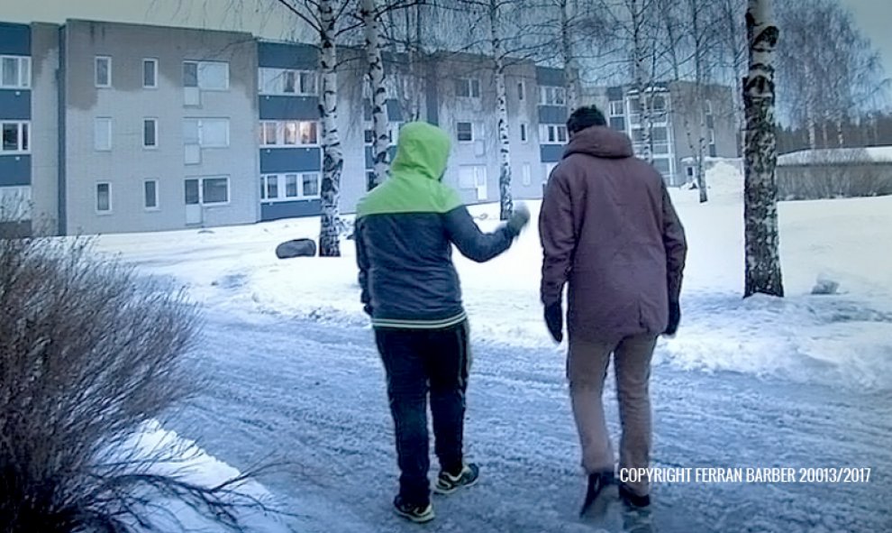 Dos jóvenes suecos de origen kurdo pasean por un barrio de la periferia de Umea, en el barrio de Erzboda./Ferran Barber