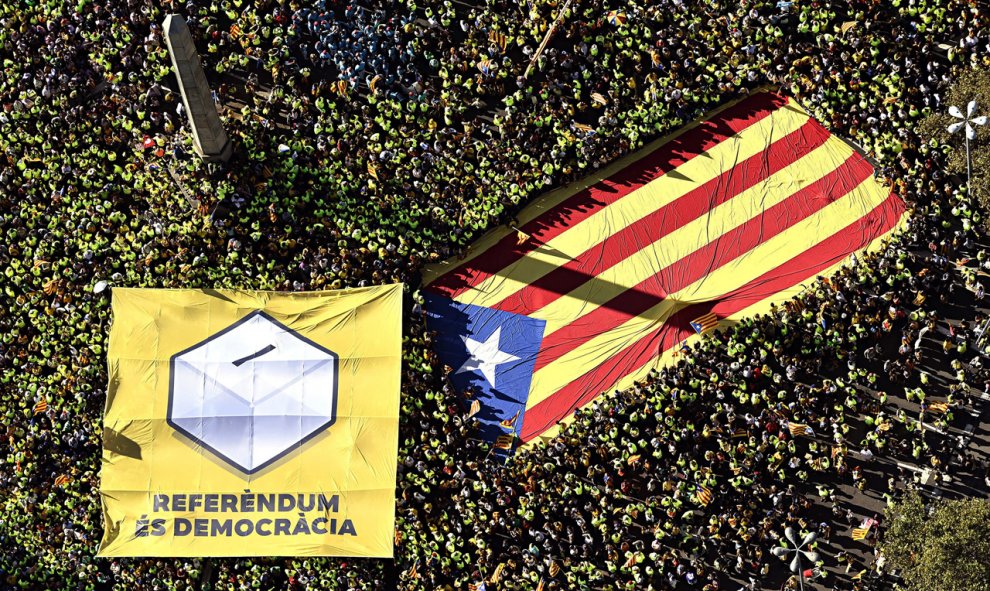 Fotografía aérea facilitada por la ANC de las miles de personas que abarrotan el paseo de Gracia de Barcelona / EFE