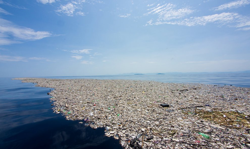 Caroline Power pone el ojo sobre el grave problema del plástico mostrando la isla de plástico que se ha creado en las costas de Roatan, océano Pacifico.- LAS NAVES