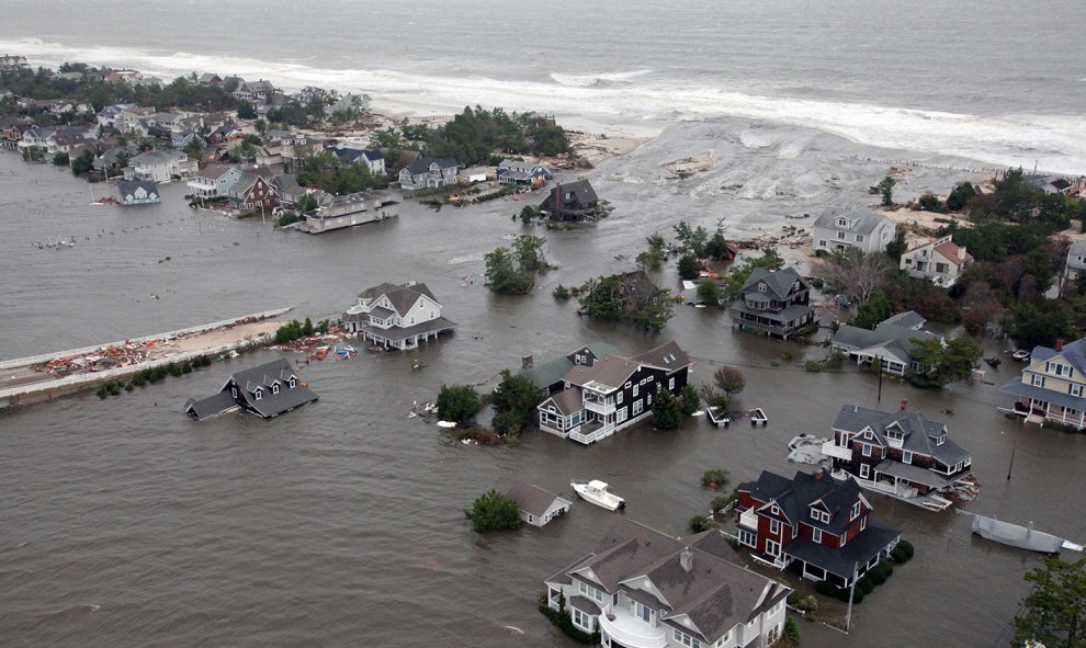 Marc C. Olsen nos muestra la violencia del mar y el grave problemas de las inundaciones.- LAS NAVES
