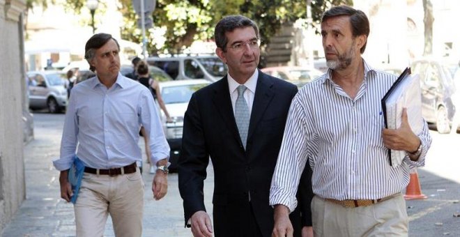 Zoilo Ruiz-Mateos, a la derecha. A su lado, su abogado y su hermano Pablo Ruiz-Mateos a la izquierda, llegando esta mañana a la Audiencia Provincial de Baleares, en Palma.