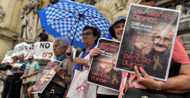 Protesta de pensionistas en Bilbao para reclamar unas pensiones dignas. / MIGUEL TOÑA (EFE)