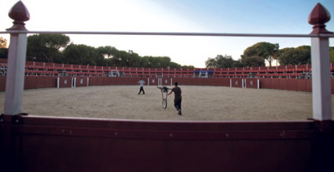 Dos alumnos practican con las banderillas en la Escuela de Tauromaquia de Madrid. reyes sedano
