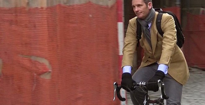 Imagen de televisión de Iñaki Urdangarin, marido de la infanta Cristina, mientras se desplaza en bicicleta por Ginebra. EFE/EFE-TV