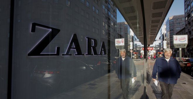 Un hombre pasa junto al escaparate de una tienda de Zara, la principal enseña de Inditex, en Pontevedra. REUTERS/Miguel Vidal