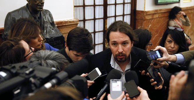 El secretario general de Podemos, Pablo Iglesias, hace declaraciones a los medios hoy en el Congreso donde se celebra la sesión de control al Gobierno. EFE/Mariscal