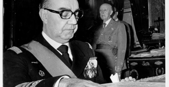 El almirante Carrero Blanco, delante del dictador Francisco Franco.