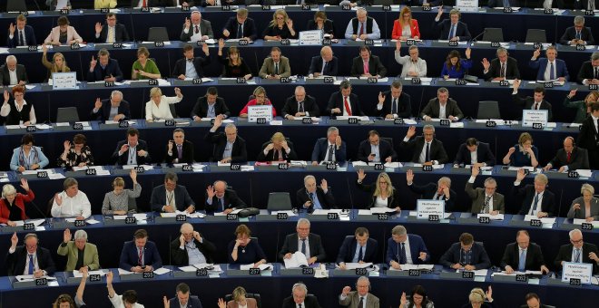 Miembros del Parlamento Europeo en la votación de la sesión de control sobre las prioridades del Brexit en el Parlamento Europeo en Estrasburgo, Francia.REUTERS/Vincent Kessler