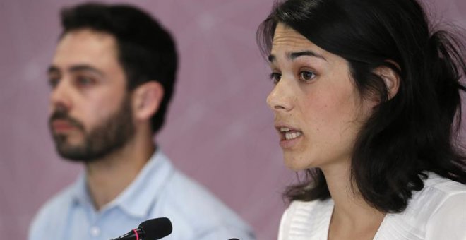 El secretario de organización de Podemos en la Comunidad de Madrid, Fran Casamayor (i), y la diputada Isabel Serra (d), presentan los resultados de la consulta para decidir si se impulsa una moción de censura contra Cifuentes. EFE/MARISCAL