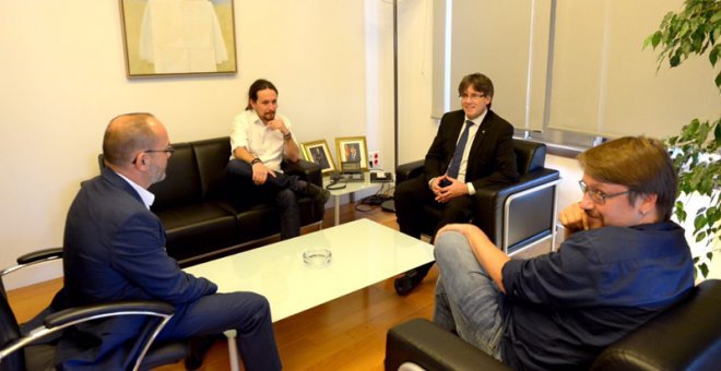 El president de la Generalitat, Carles Puigdemont, y el líder de Podemos, Pablo Iglesias, en su reunión, en la que han estado presentes también el líder de En Comú Podem, Xavier Domènech, y el portavoz parlamentario del PDeCAT, Carles Campuzano.