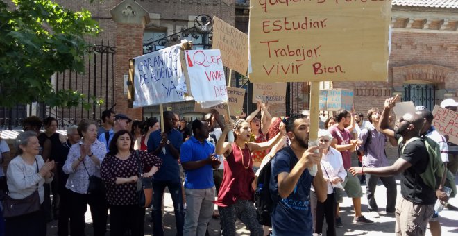 Imagen de la protesta de este lunes frente a la Secretaría General de Inmigración e Inmigración.- PÚBLICO