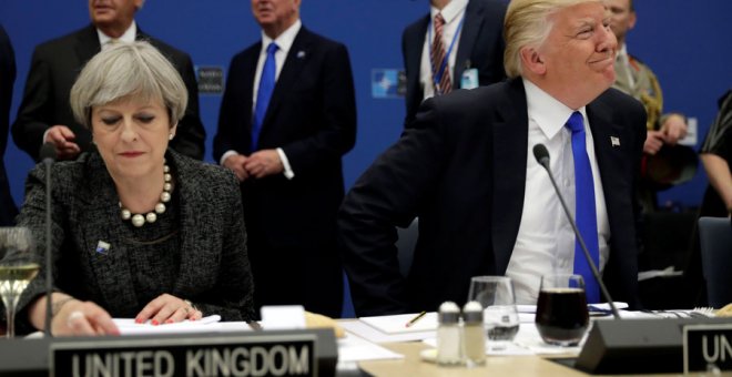 Trump, junto a May en la cumbre de la OTAN en Bruselas. REUTERS/Matt Dunham