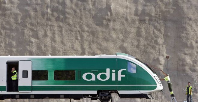 Un operario limpia un tren de Adif.- EFE/ARCHIVO