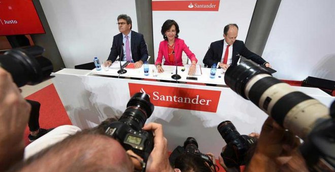 La presidenta del Banco Santander, Ana Patricia Botín, de rojo, en el centro, comparece ante los medios para informar sobre la adquisición del Banco Popular. | FERNANDO VILLAR (EFE)