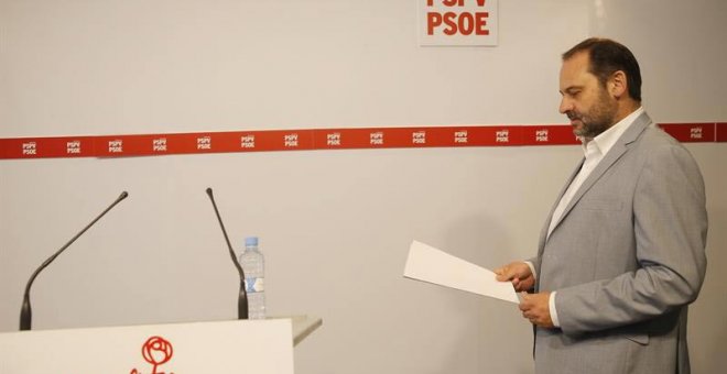 El portavoz del PSOE en el Congreso de los Diputados, Jose Luis Ábalos, durante una rueda de prensa en Valencia el pasado 9 de junio de 2017. | KAI FORSTERLING (EFE)