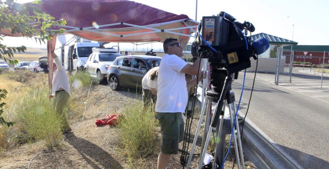 Medios de comunicacion esperan en el exterior de la prisión de Estremera la salida del expresidente madrileño Francisco Granados.EFE/Víctor Lerena