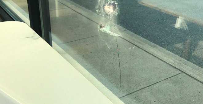 Un agujero de bala en una de las ventas después de que un pistolero abriera fuego contra los miembros republicanos del Congreso durante una práctica de béisbol cerca de Washington en Alexandria, Virginia, 14 de junio 2017.TWITTER / @ JOEMISCAVIGE