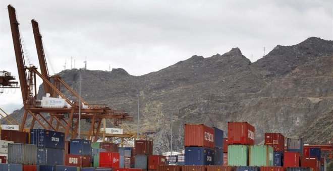 La huelga de 48 horas de los estibadores portuarios tiene un seguimiento del 100 % en Canarias, donde solo operan los retenes designados para atender los servicios mínimos. EFE/Cristóbal García