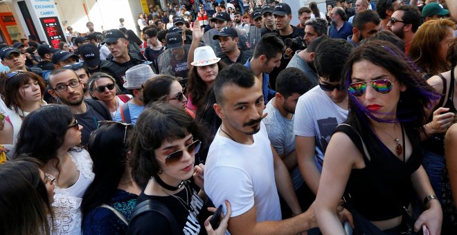 La policía antidisturbios turca dispersa a los activistas de los derechos LGBT que tratan de reunirse en el centro de Estambl para la celebrar el desfile del Orgullo, a pesar de ahber sido prohibido por el Gobierno. REUTERS / Murad Sezer