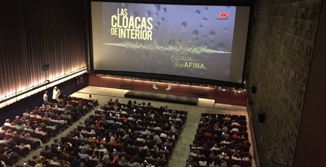 Sala del cinema Aribau plena de gom a gom per la projecció de las Colacas de Interior