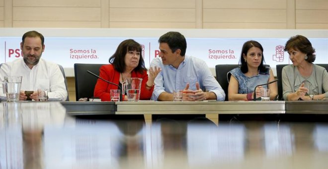 Pedro Sánchez, junto a la Ejecutiva del PSOE este lunes. EFE/Mariscal