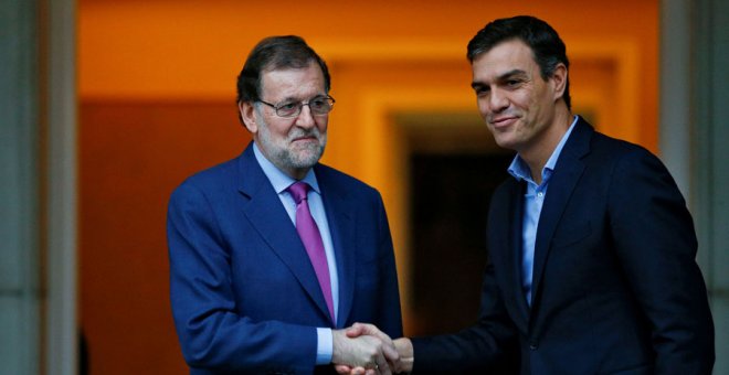 Rajoy y Sánchez se saludan en La Moncloa. REUTERS/Juan Medina