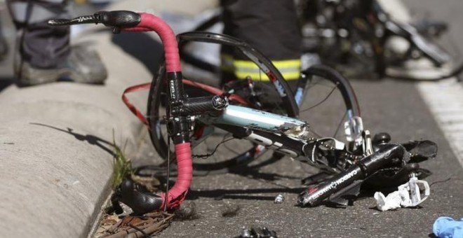 Imagen de archivo de los restos de una bicicleta tras ser arrollada por un vehículo. - EFE