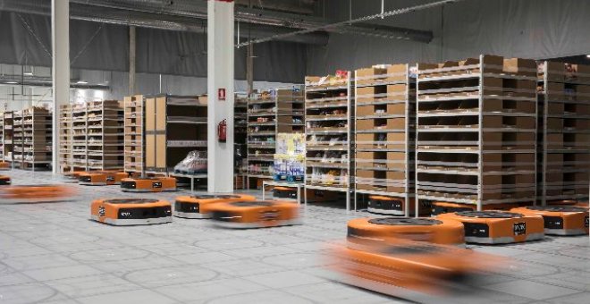 Los pequeños robots conocidos como “drive” transportan estanterías de hasta 1.300 kilos hacia las zonas en las que trabajan los mozos de almacén en Castellbisbal.