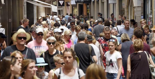 Turistes passegen pel cèntric carrer de Sant Miquel de Palma. EFE / Atienza