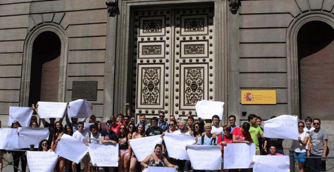 Concentración de estudiantes universitarios convocada hoy frente al Consejo Escolar del Estado, en Madrid, donde 16 estudiantes se encerraron durante unas horas. | VÍCTOR LERENA (EFE)