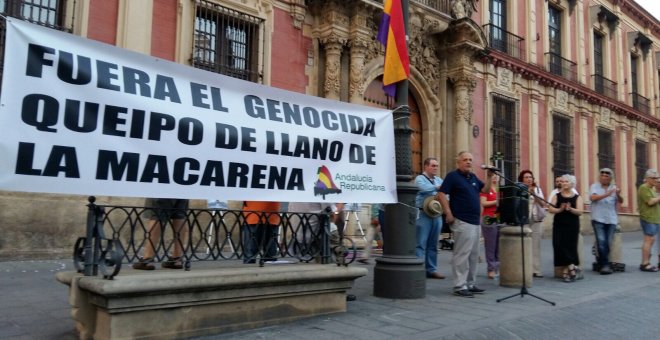 Concentración a las puertas del Palacio Arzobispal de Sevilla /Público