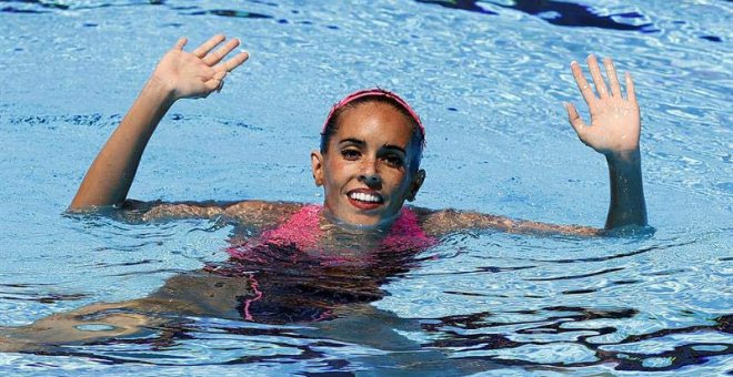 La nadadora española, Ona Carbonell, saluda al público tras finalizar su ejercicio en la final de solo libre del Mundial de Natación y que le ha valido la medalla de plata. | ALBERTO ESTÉVEZ (EFE)