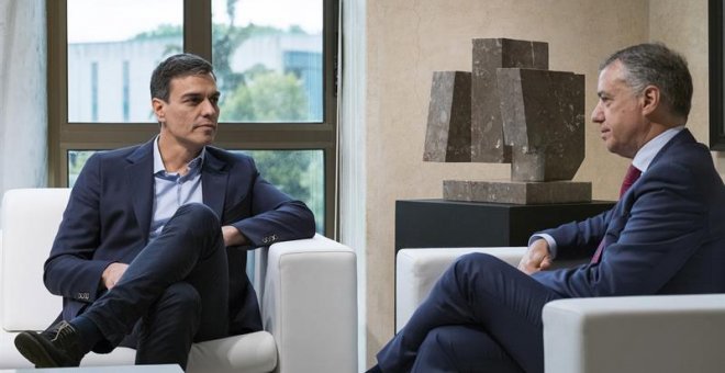 El secretario general del Partido Socialista, Pedro Sánchez, conversa con el Lehendakari, Iñigo Urkullu.- EFE