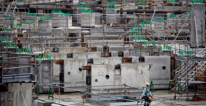 Un trabajador camina por la construcción del Nuevo Estadio Nacional para los Juegos Olímpicos y Paralímpicos de Tokio 2020 / Reuters