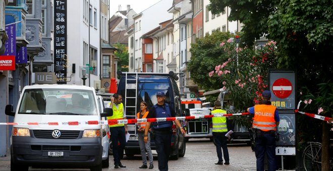 Los agentes de policía suizos se sitúan en la escena del crimen en Schaffhausen, Suiza.- REUTERS / Arnd Wiegmann