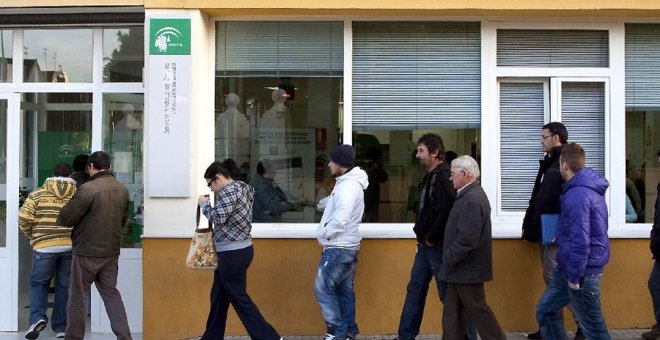 Un grupo de personas esperan para entrar en una oficina de empelo andaluza. EFE/Archivo