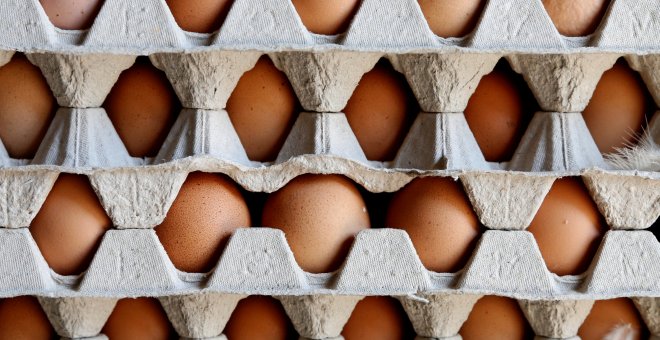 Huevos frescos en una grande holandesa. REUTERS/Francois Lenoir
