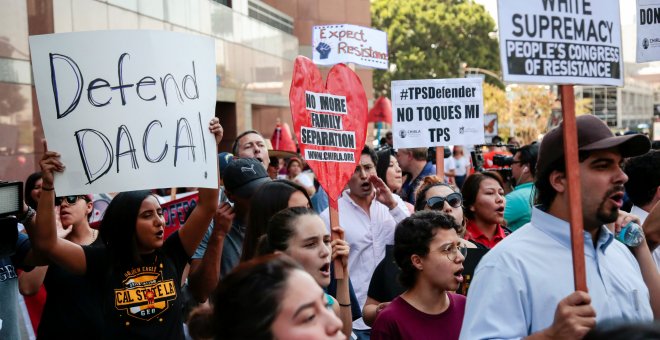Manifestantes a favor del DACA en las inmediaciones del Federal Building en Los Ángeles el pasado 1 de septiembre. REUTERS/ Kyle Grillot