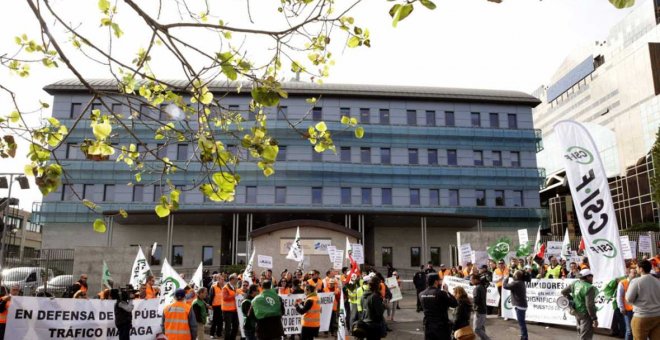 Imagen de archivo de una concentración de los examinadores del carné ante la sede central de la DGT / EFE