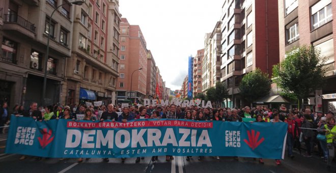 Miles de personas salen a las calles de Bilbao para denunciar la “demofobia” del PP.