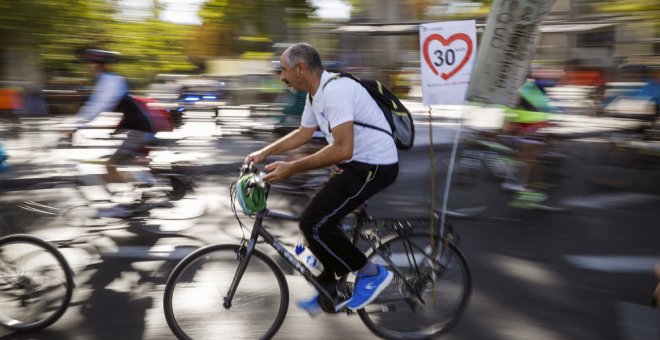 Un ciclista circula por Madrid. EFE