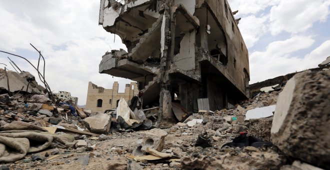 Un yemení camina sobre los escombros de una casa destruída hace dos semanas por los ataques aéreos saudíes en Saná, Yemen, hoy, 12 de septiembre de 2017. La organización Human Rights Watch (HRW) instó hoy a Naciones Unidas a denunciar e investigar los "cr