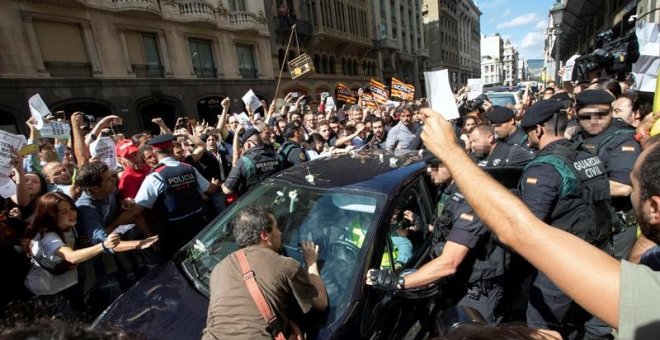 Moments de tensió entre la Guardia Civil i ciutadans en acció de protesta a la Via Laietana