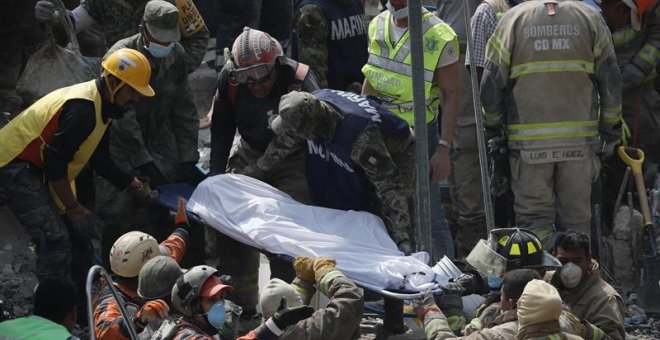 Brigadistas y voluntarios rescatan a víctimas del terremoto en Ciudad de México. / JOSÉ MÉNDEZ (EFE)