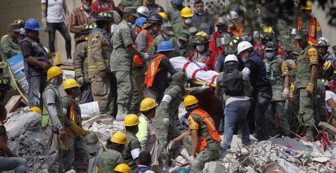 Rescate de víctimas del terremoto en México DF. / EFE