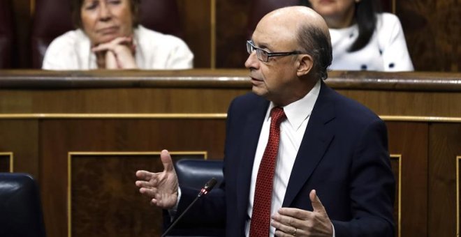 El ministro de Hacienda, Cristóbal Montoro, durante su intervención en la sesión de control al Gobierno, este miércoles en el Congreso de los Diputados. /EFE