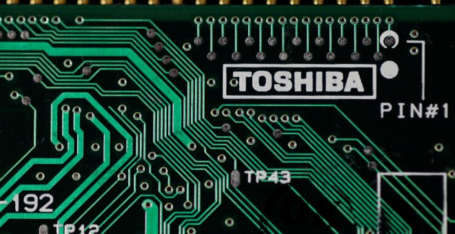 El logo de la japonesa Toshiba impreso en una placa de circuitos. REUTERS/Yuriko Nakao